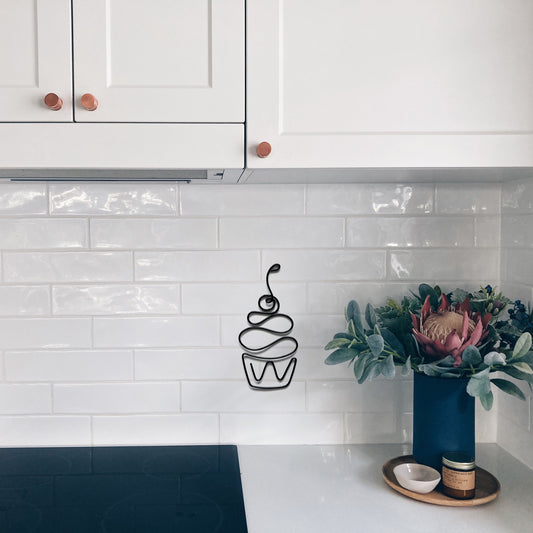 Cupcake Wire Wall Art – Handmade Kitchen & Cafe Decoration – Whimsical Aluminum Baking Wall Décor Gift