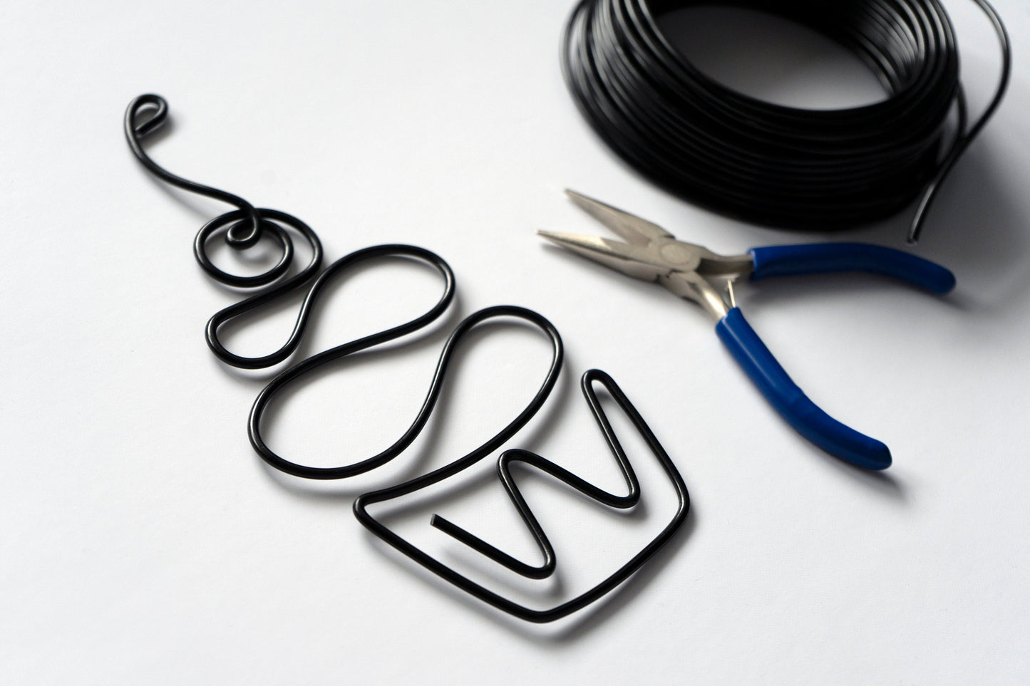 Cupcake Wire Wall Art – Handmade Kitchen & Cafe Decoration – Whimsical Aluminum Baking Wall Décor Gift