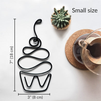 Cupcake Wire Wall Art – Handmade Kitchen & Cafe Decoration – Whimsical Aluminum Baking Wall Décor Gift