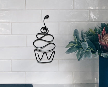 Cupcake Wire Wall Art – Handmade Kitchen & Cafe Decoration – Whimsical Aluminum Baking Wall Décor Gift